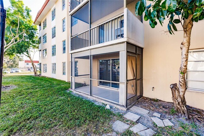Building Photo - 4152 Inverrary Dr