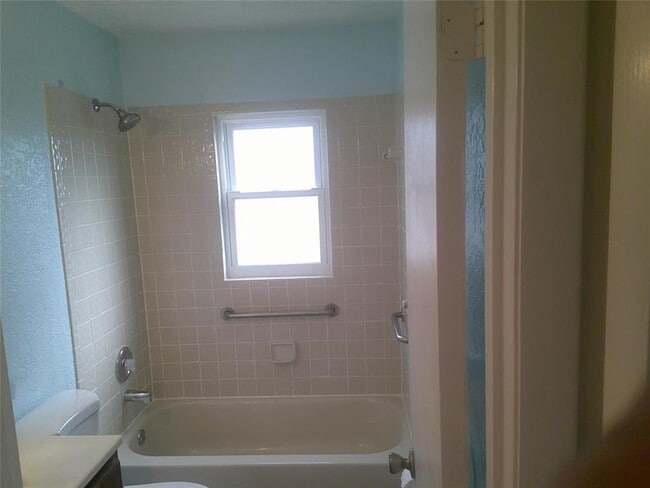 Building Photo - 19115 NE Miami Ct