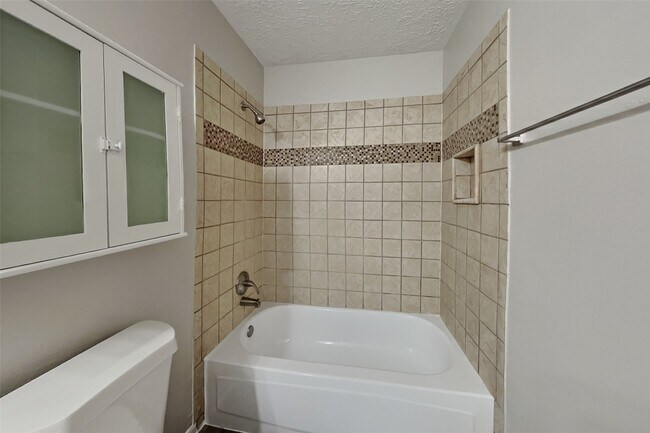 Building Photo - 20402 Avery Point Dr