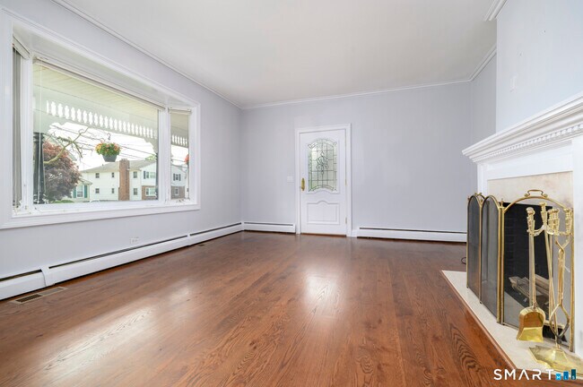 Building Photo - 18 Elm Tree Pl