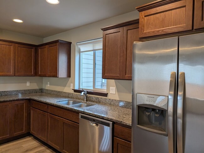 Building Photo - Beautiful 3 Bedroom 2.5  Bathroom Townhome w/ 2-car Garage - in the Eastmont School District!