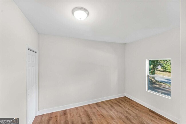 Building Photo - 2905 Gresham Rd S E