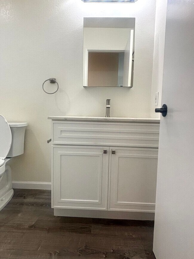 Building Photo - Stylishly Remodeled 2-Bedroom Gem in Redwood City