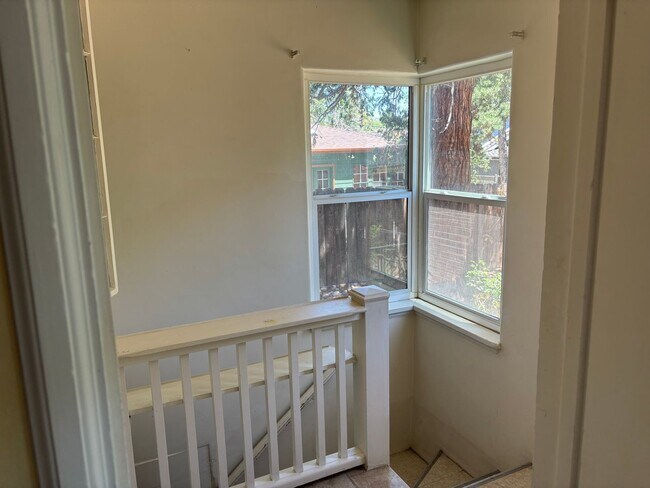 Building Photo - 2 bedroom, 1 bath cottage in the heart of ...