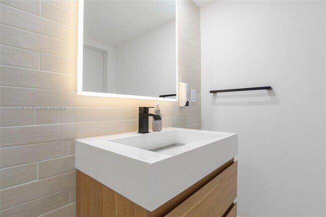 Building Photo - 1025 92nd St