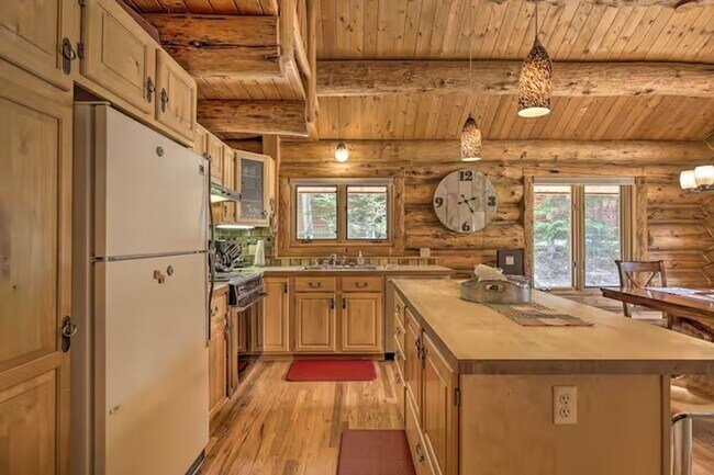 Building Photo - Mountain Cabin. Abundant outdoor amenities and activities nearby! 1 year lease! Pets negotiable!
