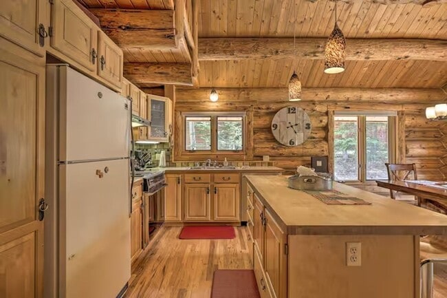 Building Photo - Mountain Cabin. Abundant outdoor amenities and activities nearby! Flexible lease. Pets negotiable!