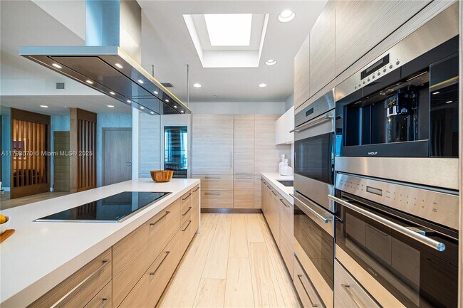 Building Photo - 17301 Biscayne Blvd