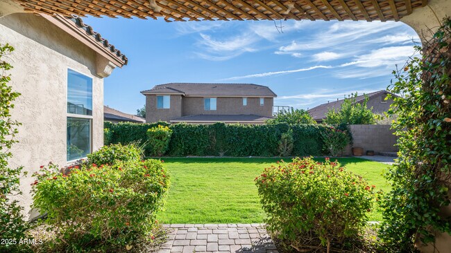 Building Photo - 561 W Yellowstone Way