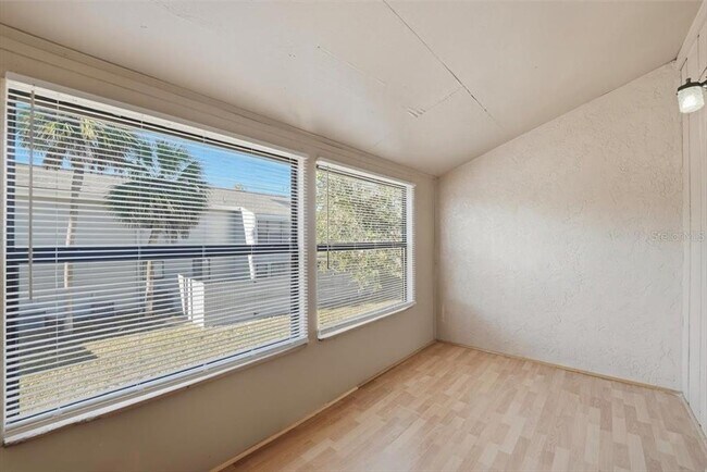 Building Photo - 1404 Oak Pl