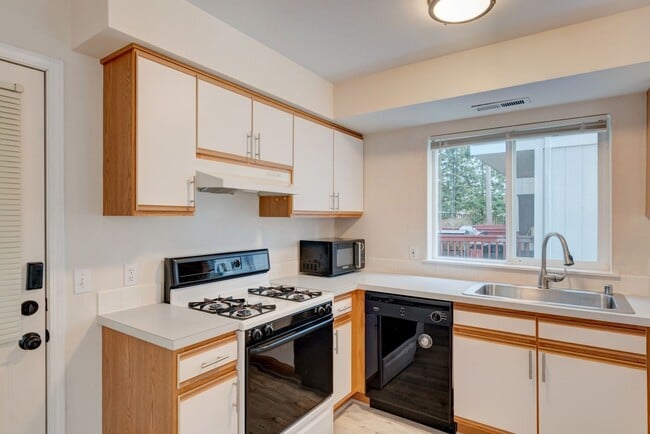 Building Photo - 2 Bedroom, 2.5 Bath Condo in Madrona Heights