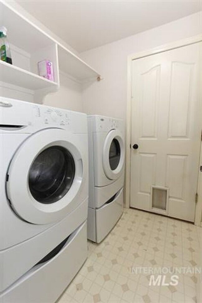 Building Photo - 3 Bedroom 2 Bath Home on 1/4 Acre Available 1/6/2026