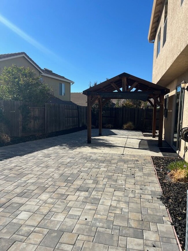 Building Photo - 4 Bedroom Home in Gated Community With Sho...