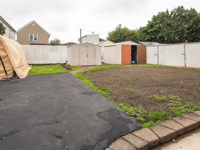 Building Photo - 733 Hudson Ave