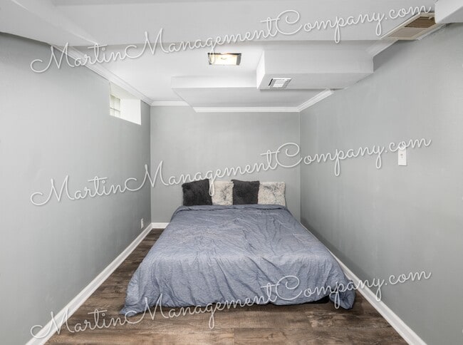 Building Photo - 906 S Barrett Ave