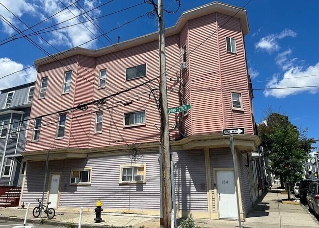 Building Photo - 116 Brooks St