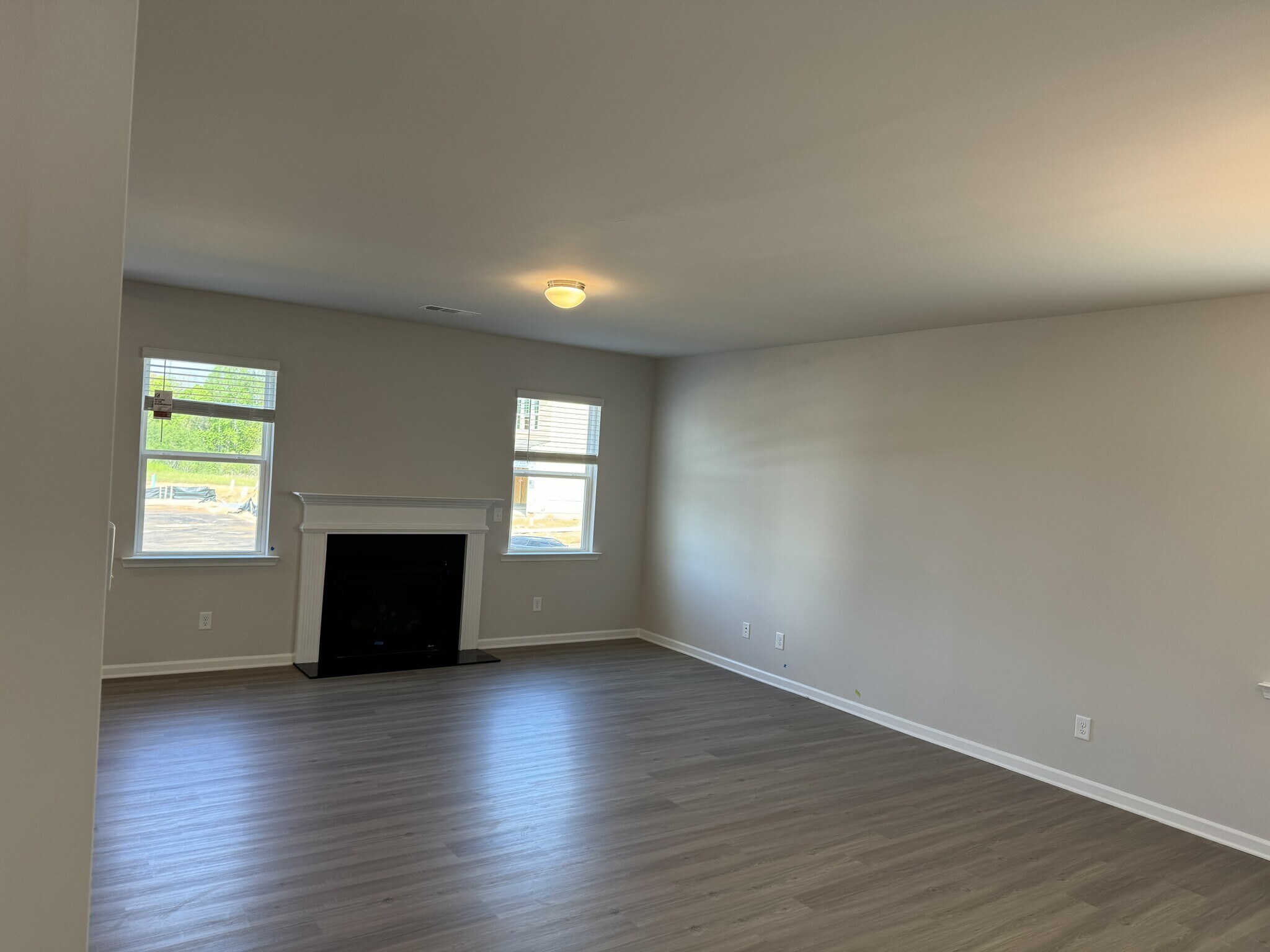 Building Photo - 9 Pineview Dr