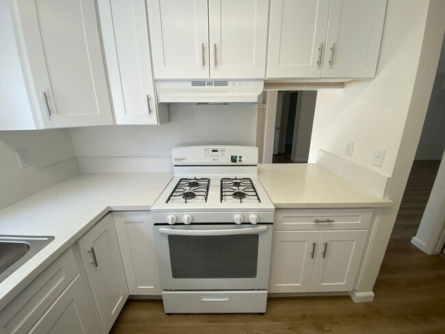 Building Photo - La Tierra Garden Apartment (29)