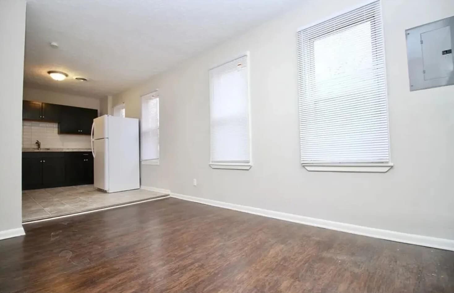 dining area - 1939 W 52nd St