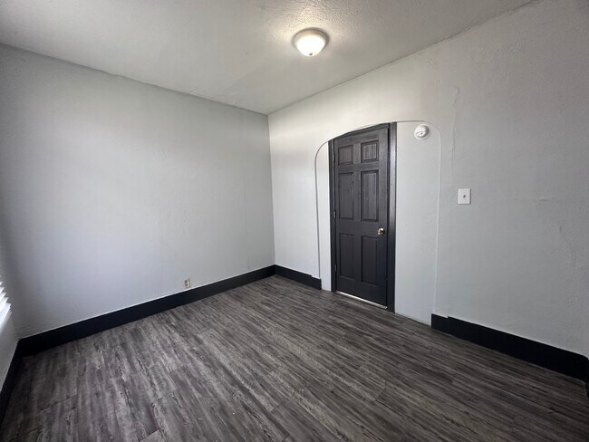 Building Photo - 612 South-