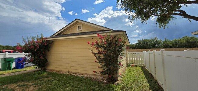 Building Photo - 1403 Davis Mountain Loop