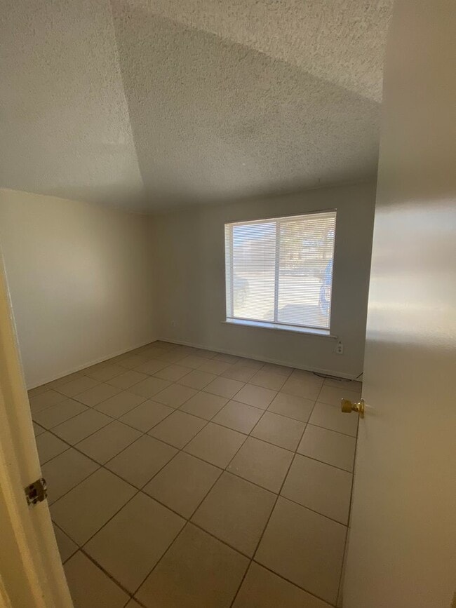 Building Photo - Cute 2 bedroom, 2 bath duplex, spacious ba...