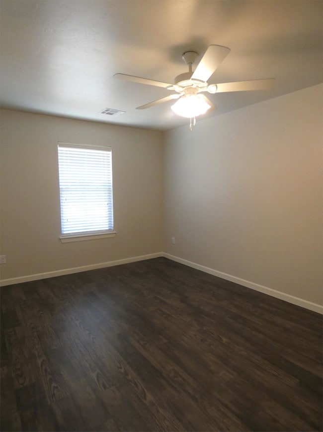 Building Photo - 405 Vail Cir