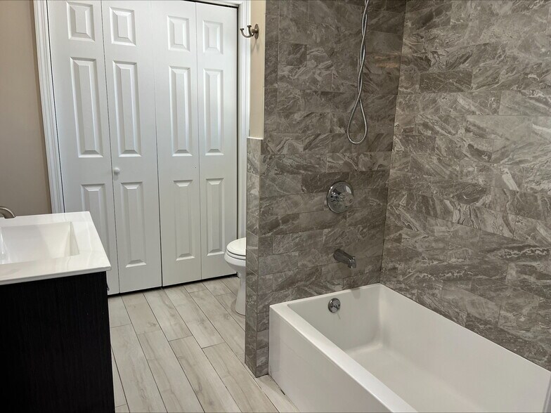 Building Photo - 15 Lulu Dr