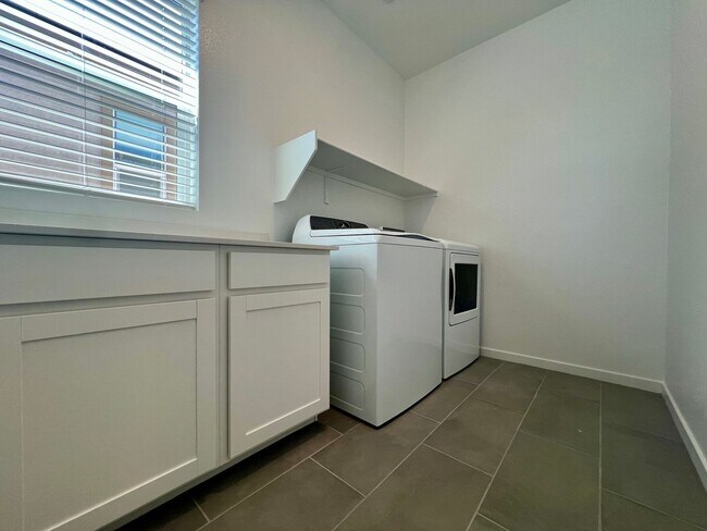 Building Photo - Stunning Newly Built 4-Bedroom, 3-Bathroom Home in Henderson