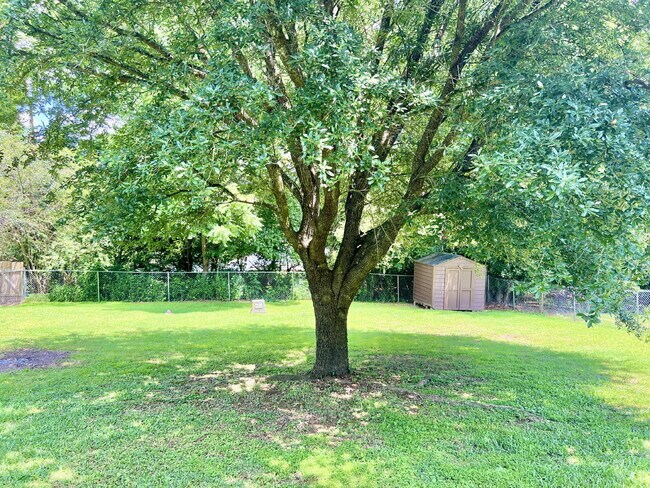 Building Photo - CONVENIENT LOCATION 3 Bedroom