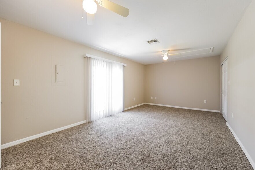 Building Photo - 800 Jarmilla Ln