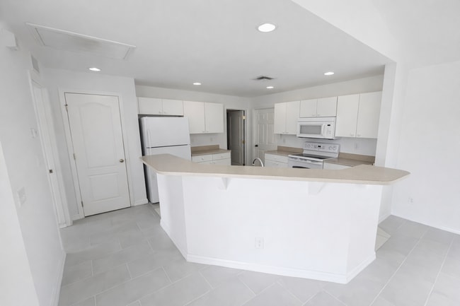 Building Photo - SPACIOUS 3Bd / 2 Ba SINGLE FAMILY HOUSE AVAILABLE