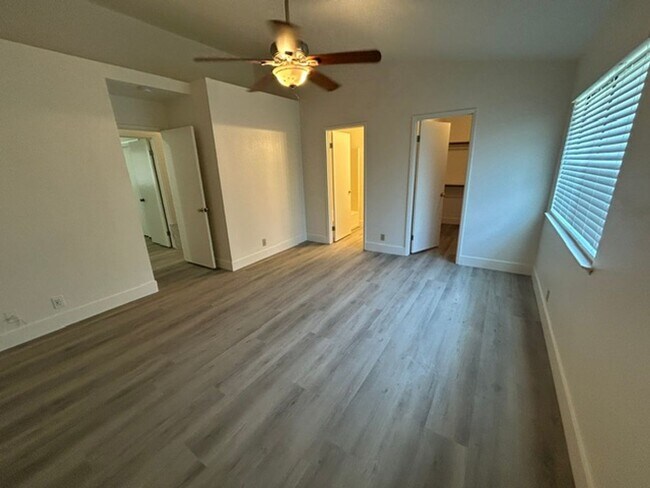 Building Photo - 1136 W Damron Ave