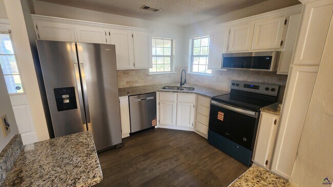 Building Photo - 101 Country Cove