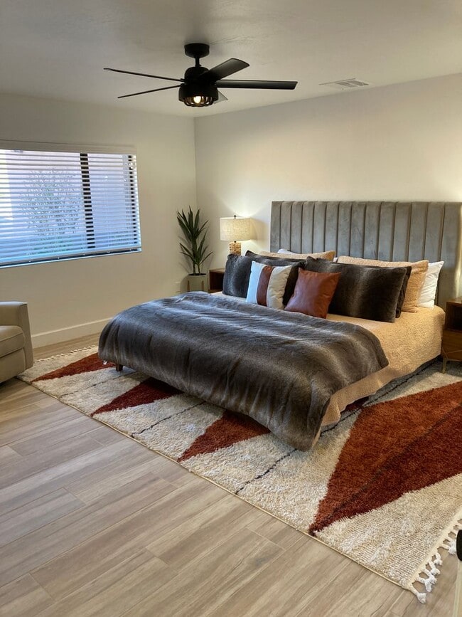 Building Photo - Gorgeous, modern, remodeled, furnished ren...