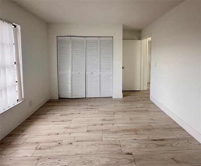 Building Photo - 2580 Coral Springs Dr