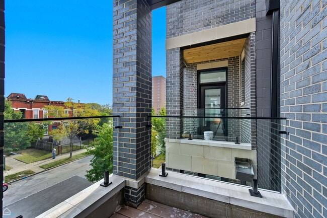 Building Photo - 3902 S Lake Park Ave