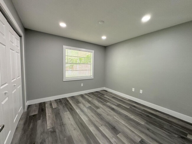 Building Photo - "Charming 3-Bed Oasis with 2 Baths in New ...