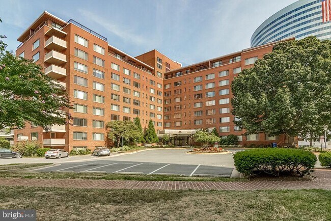 Primary Photo - 1121 Arlington Blvd
