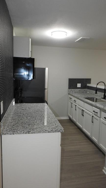 Building Photo - 5928 Elmwood Ave