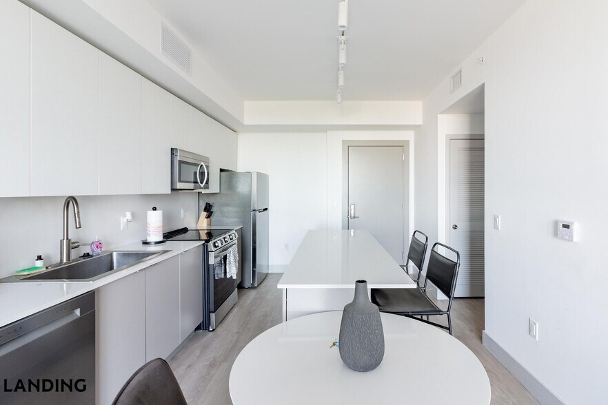 Building Photo - 1155 NE 126th St