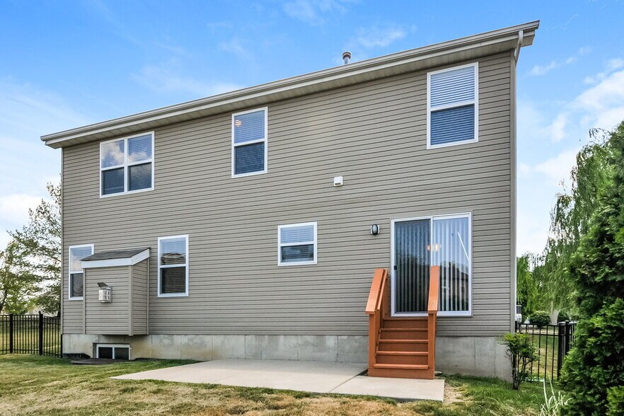 Building Photo - 245 Spring Borough Dr