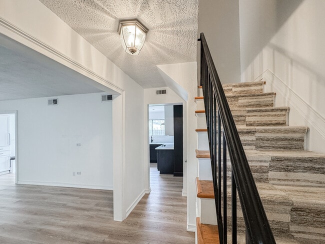 Building Photo - COME MEET YOUR NEW HOME IN KINGS GRANT!