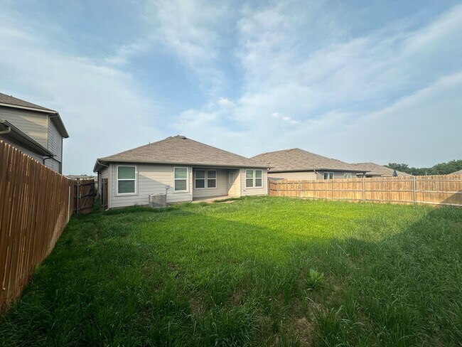Building Photo - Classic Three Bedroom Two Bath Home in a Great Neighborhood