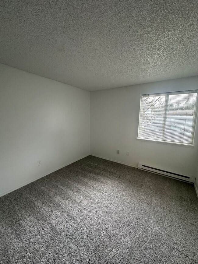 Building Photo - Lovely Bellevue Condo!