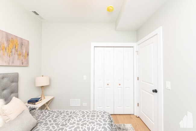 Building Photo - 2032 West Montrose-2B