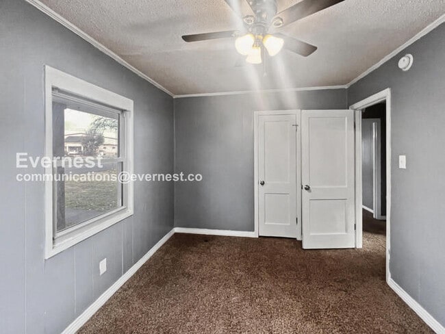 Building Photo - 3 Bed, 2 Bath Home with Fenced Yard / Pet-Friendly / Vouchers Accepted / Available Now!