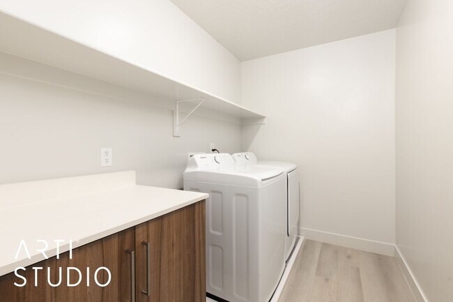 Building Photo - Amazing 4 bed | 2 1/2 bath | 2 car garage ...