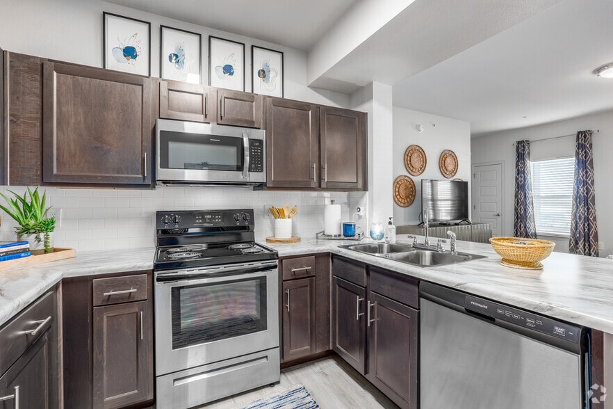 2BR, 2BA - 1,108SF - Kitchen - Artisan Crossing Apts