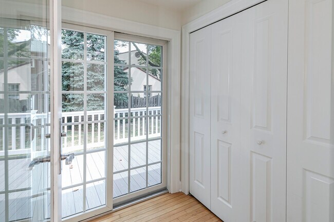 Building Photo - 35 Maple St